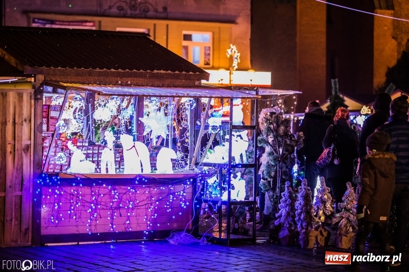 Zdjęcie w galerii na portalu naszraciborz.pl: Zagroda żywych reniferów, zimowe kino, wielkie gotowanie i św. Mikołaj ze strażakami. Program Jarmarku na Boże Narodzenie 2018 wiadomości z regionu