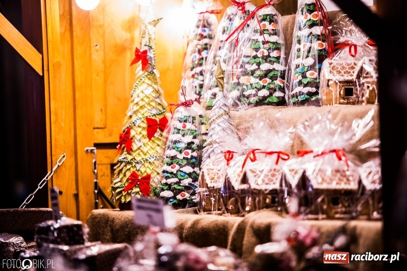 Zdjęcie w galerii na portalu naszraciborz.pl: Zagroda żywych reniferów, zimowe kino, wielkie gotowanie i św. Mikołaj ze strażakami. Program Jarmarku na Boże Narodzenie 2018 wiadomości z regionu