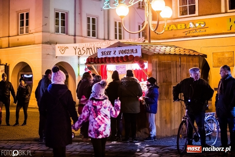 Zdjęcie w galerii na portalu naszraciborz.pl: Zagroda żywych reniferów, zimowe kino, wielkie gotowanie i św. Mikołaj ze strażakami. Program Jarmarku na Boże Narodzenie 2018 wiadomości z regionu