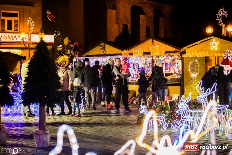 Zdjęcie w galerii na portalu naszraciborz.pl: Zagroda żywych reniferów, zimowe kino, wielkie gotowanie i św. Mikołaj ze strażakami. Program Jarmarku na Boże Narodzenie 2018 wiadomości z regionu