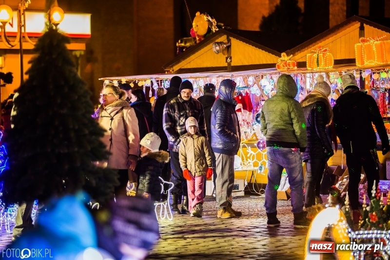 Zdjęcie w galerii na portalu naszraciborz.pl: Zagroda żywych reniferów, zimowe kino, wielkie gotowanie i św. Mikołaj ze strażakami. Program Jarmarku na Boże Narodzenie 2018 wiadomości z regionu