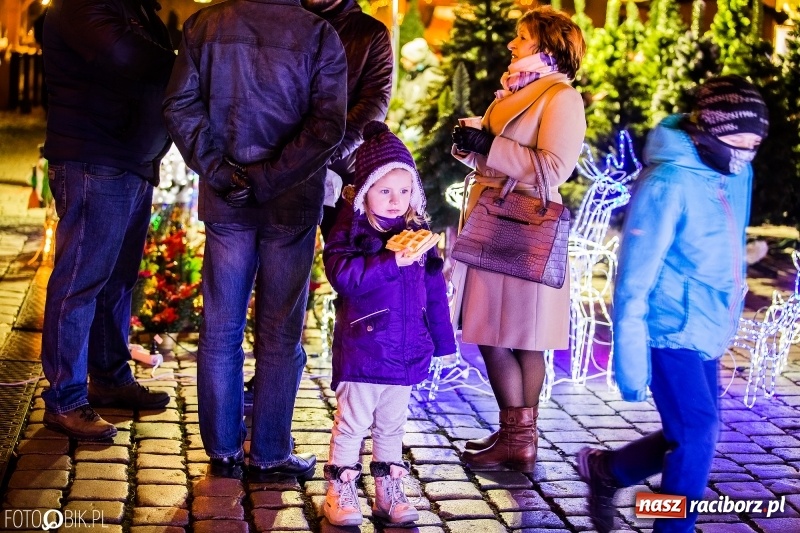 Zdjęcie w galerii na portalu naszraciborz.pl: Zagroda żywych reniferów, zimowe kino, wielkie gotowanie i św. Mikołaj ze strażakami. Program Jarmarku na Boże Narodzenie 2018 wiadomości z regionu