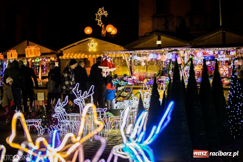 Zdjęcie w galerii na portalu naszraciborz.pl: Zagroda żywych reniferów, zimowe kino, wielkie gotowanie i św. Mikołaj ze strażakami. Program Jarmarku na Boże Narodzenie 2018 wiadomości z regionu