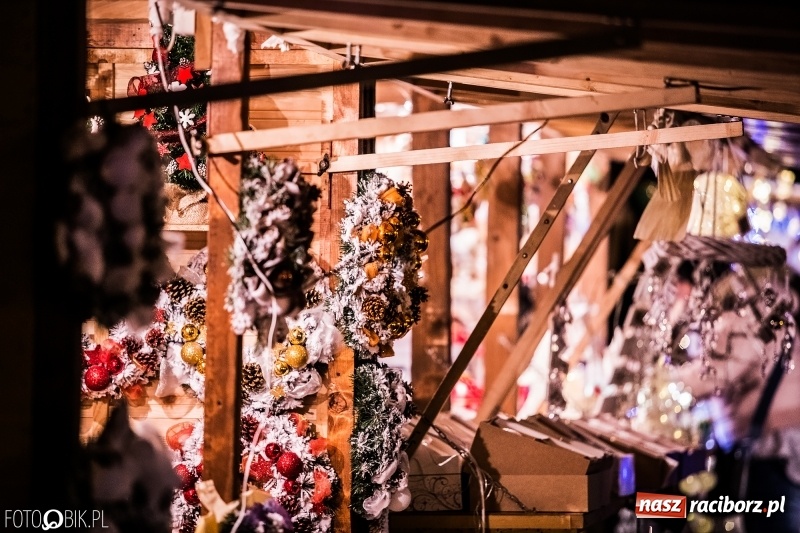 Zdjęcie w galerii na portalu naszraciborz.pl: Zagroda żywych reniferów, zimowe kino, wielkie gotowanie i św. Mikołaj ze strażakami. Program Jarmarku na Boże Narodzenie 2018 wiadomości z regionu