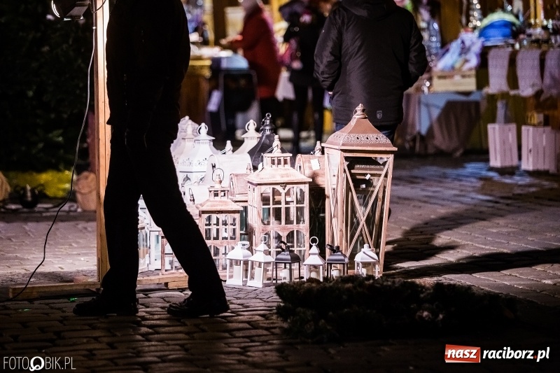 Zdjęcie w galerii na portalu naszraciborz.pl: Zagroda żywych reniferów, zimowe kino, wielkie gotowanie i św. Mikołaj ze strażakami. Program Jarmarku na Boże Narodzenie 2018 wiadomości z regionu