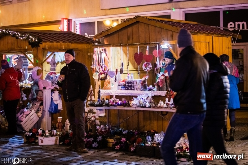 Zdjęcie w galerii na portalu naszraciborz.pl: Zagroda żywych reniferów, zimowe kino, wielkie gotowanie i św. Mikołaj ze strażakami. Program Jarmarku na Boże Narodzenie 2018 wiadomości z regionu