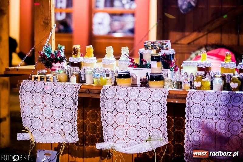 Zdjęcie w galerii na portalu naszraciborz.pl: Zagroda żywych reniferów, zimowe kino, wielkie gotowanie i św. Mikołaj ze strażakami. Program Jarmarku na Boże Narodzenie 2018 wiadomości z regionu