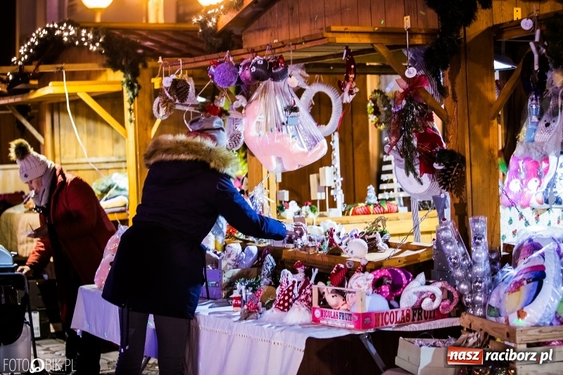 Zdjęcie w galerii na portalu naszraciborz.pl: Zagroda żywych reniferów, zimowe kino, wielkie gotowanie i św. Mikołaj ze strażakami. Program Jarmarku na Boże Narodzenie 2018 wiadomości z regionu