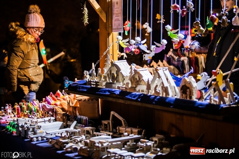 Zdjęcie w galerii na portalu naszraciborz.pl: Zagroda żywych reniferów, zimowe kino, wielkie gotowanie i św. Mikołaj ze strażakami. Program Jarmarku na Boże Narodzenie 2018 wiadomości z regionu