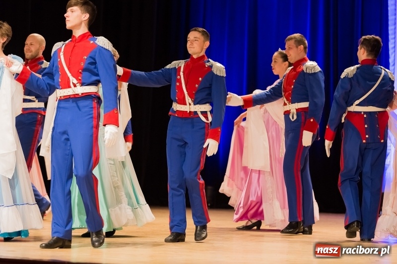 Zdjęcie w galerii na portalu naszraciborz.pl: Łężczok i Arabeska zatańczyły w Raciborskim Centrum Kultury dla Kacperka wiadomości z regionu