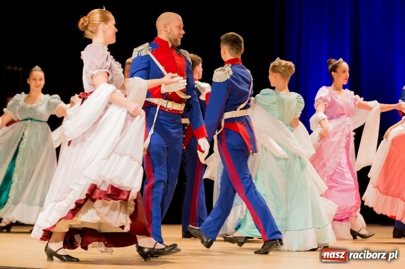Zdjęcie w galerii na portalu naszraciborz.pl: Łężczok i Arabeska zatańczyły w Raciborskim Centrum Kultury dla Kacperka wiadomości z regionu