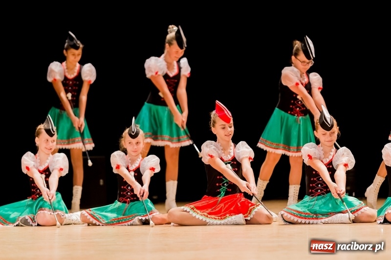 Zdjęcie w galerii na portalu naszraciborz.pl: Łężczok i Arabeska zatańczyły w Raciborskim Centrum Kultury dla Kacperka wiadomości z regionu
