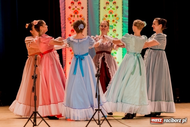 Zdjęcie w galerii na portalu naszraciborz.pl: Łężczok i Arabeska zatańczyły w Raciborskim Centrum Kultury dla Kacperka wiadomości z regionu