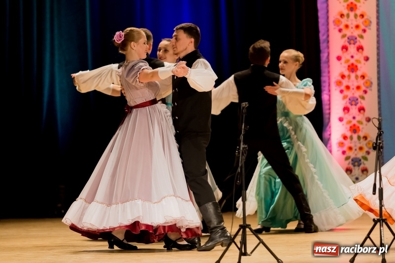 Zdjęcie w galerii na portalu naszraciborz.pl: Łężczok i Arabeska zatańczyły w Raciborskim Centrum Kultury dla Kacperka wiadomości z regionu