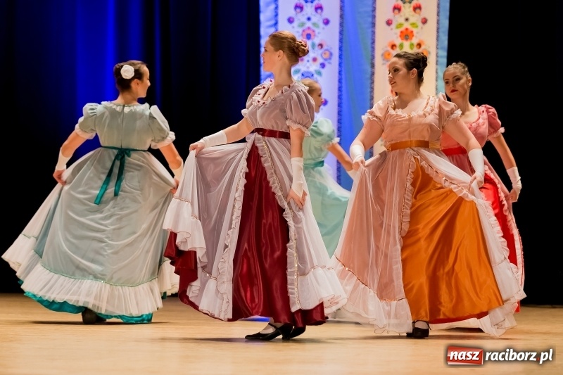 Zdjęcie w galerii na portalu naszraciborz.pl: Łężczok i Arabeska zatańczyły w Raciborskim Centrum Kultury dla Kacperka wiadomości z regionu