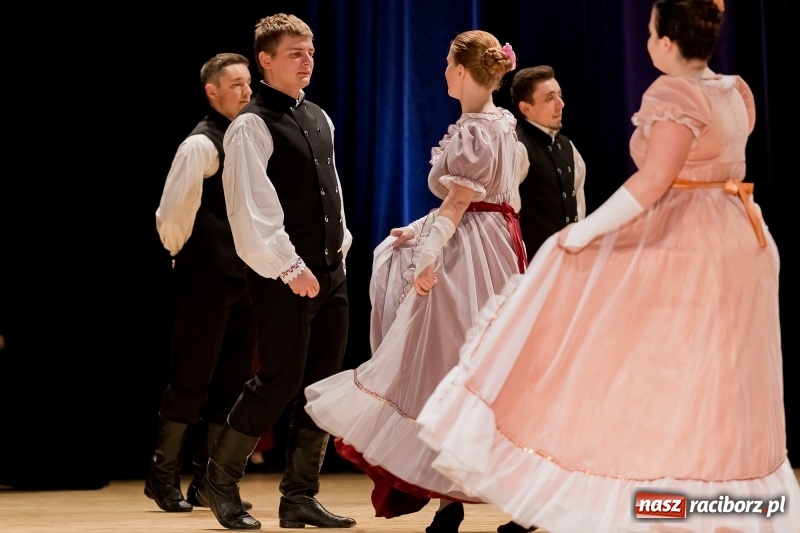 Zdjęcie w galerii na portalu naszraciborz.pl: Łężczok i Arabeska zatańczyły w Raciborskim Centrum Kultury dla Kacperka wiadomości z regionu