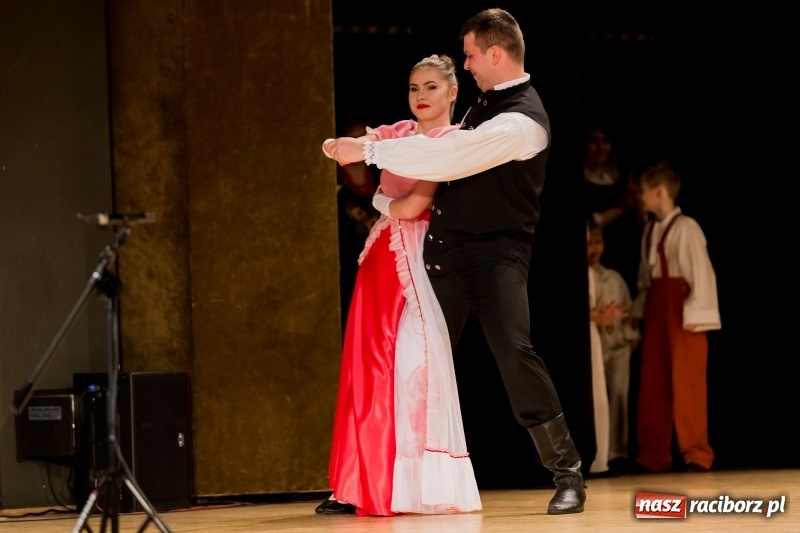 Zdjęcie w galerii na portalu naszraciborz.pl: Łężczok i Arabeska zatańczyły w Raciborskim Centrum Kultury dla Kacperka wiadomości z regionu