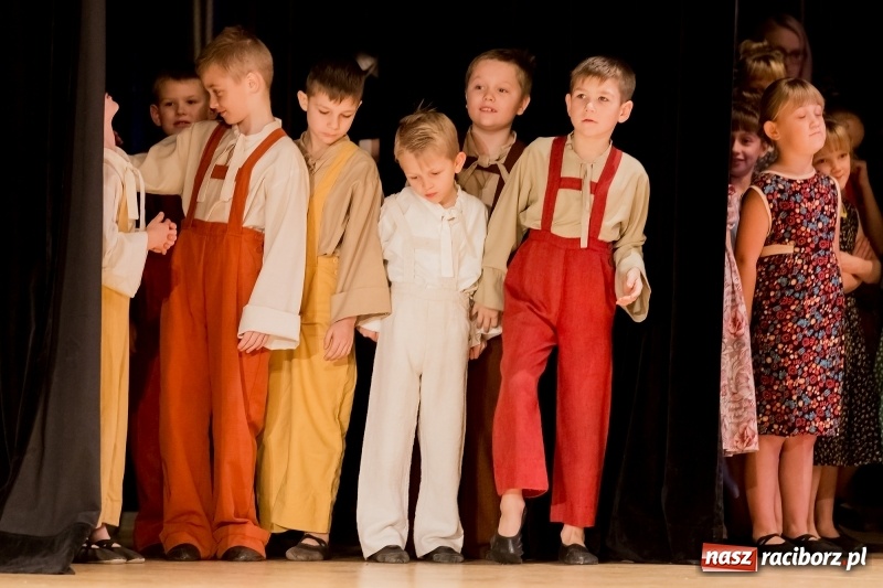 Zdjęcie w galerii na portalu naszraciborz.pl: Łężczok i Arabeska zatańczyły w Raciborskim Centrum Kultury dla Kacperka wiadomości z regionu