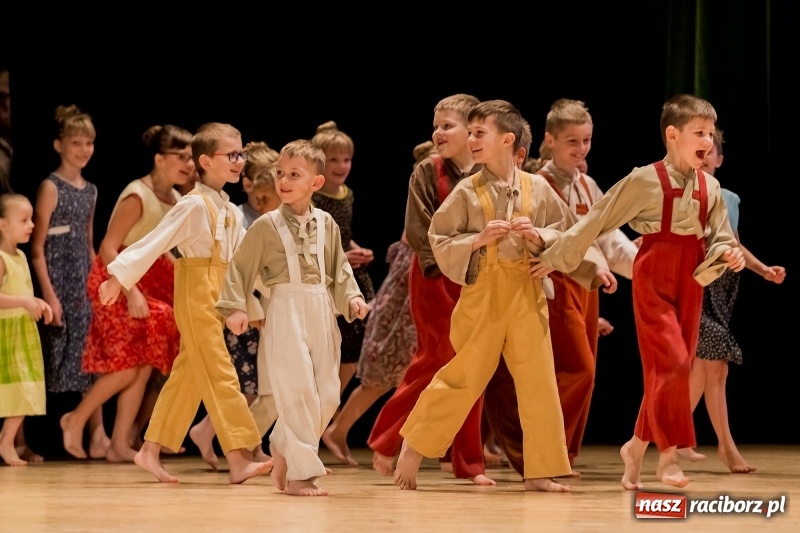Zdjęcie w galerii na portalu naszraciborz.pl: Łężczok i Arabeska zatańczyły w Raciborskim Centrum Kultury dla Kacperka wiadomości z regionu