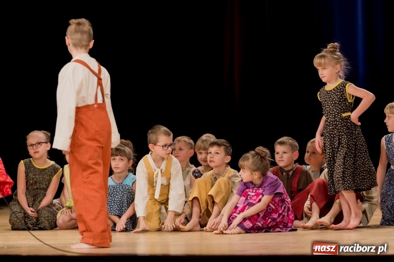 Zdjęcie w galerii na portalu naszraciborz.pl: Łężczok i Arabeska zatańczyły w Raciborskim Centrum Kultury dla Kacperka wiadomości z regionu