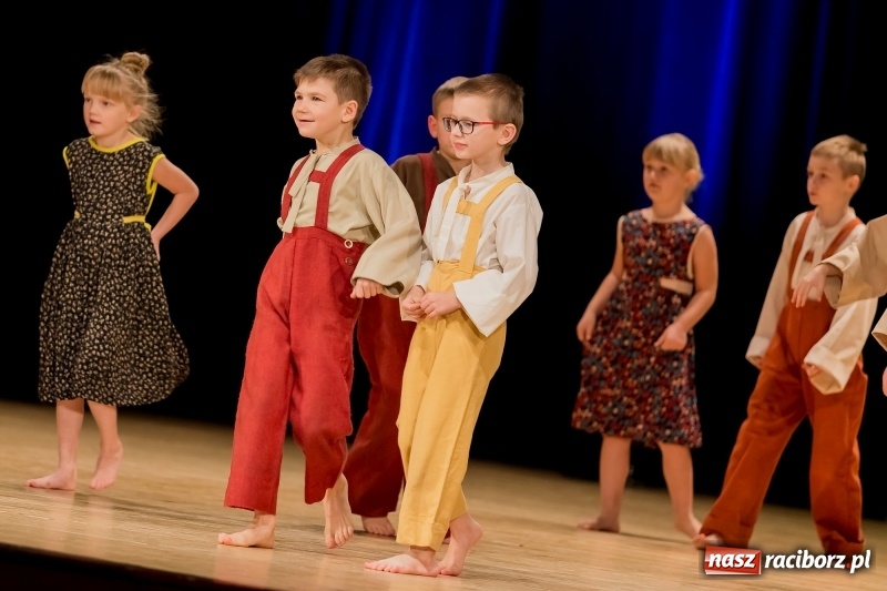 Zdjęcie w galerii na portalu naszraciborz.pl: Łężczok i Arabeska zatańczyły w Raciborskim Centrum Kultury dla Kacperka wiadomości z regionu