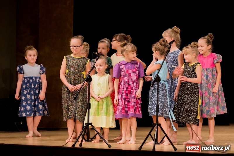 Zdjęcie w galerii na portalu naszraciborz.pl: Łężczok i Arabeska zatańczyły w Raciborskim Centrum Kultury dla Kacperka wiadomości z regionu