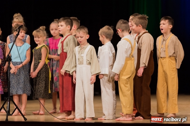 Zdjęcie w galerii na portalu naszraciborz.pl: Łężczok i Arabeska zatańczyły w Raciborskim Centrum Kultury dla Kacperka wiadomości z regionu