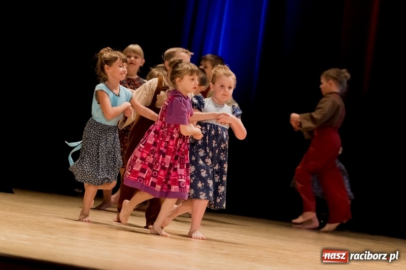 Zdjęcie w galerii na portalu naszraciborz.pl: Łężczok i Arabeska zatańczyły w Raciborskim Centrum Kultury dla Kacperka wiadomości z regionu