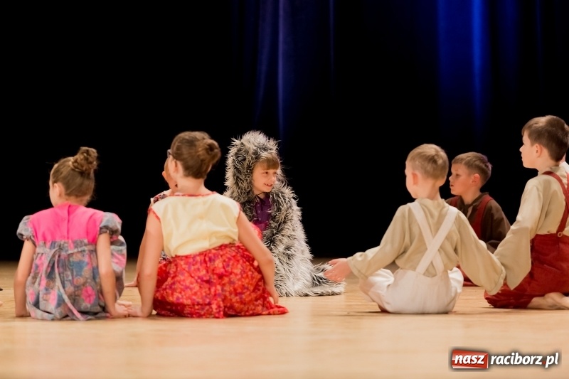 Zdjęcie w galerii na portalu naszraciborz.pl: Łężczok i Arabeska zatańczyły w Raciborskim Centrum Kultury dla Kacperka wiadomości z regionu