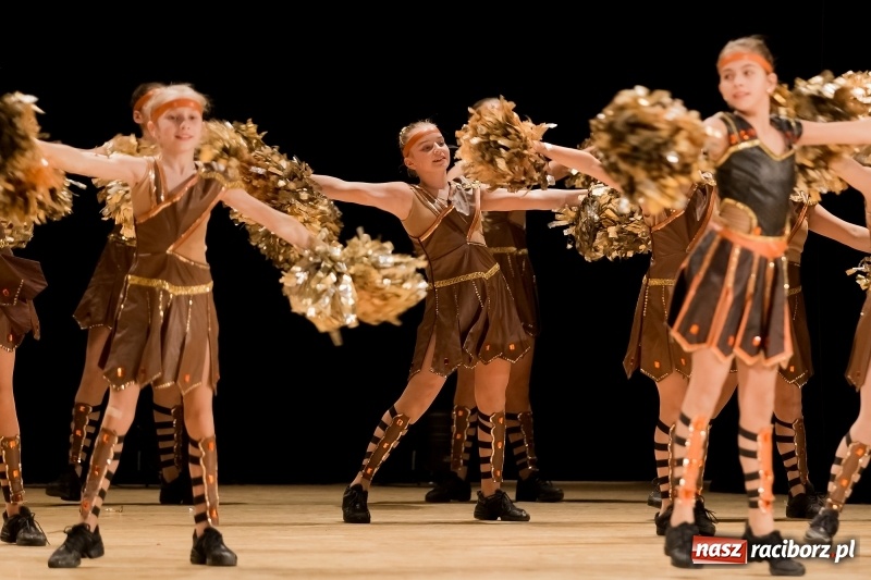 Zdjęcie w galerii na portalu naszraciborz.pl: Łężczok i Arabeska zatańczyły w Raciborskim Centrum Kultury dla Kacperka wiadomości z regionu