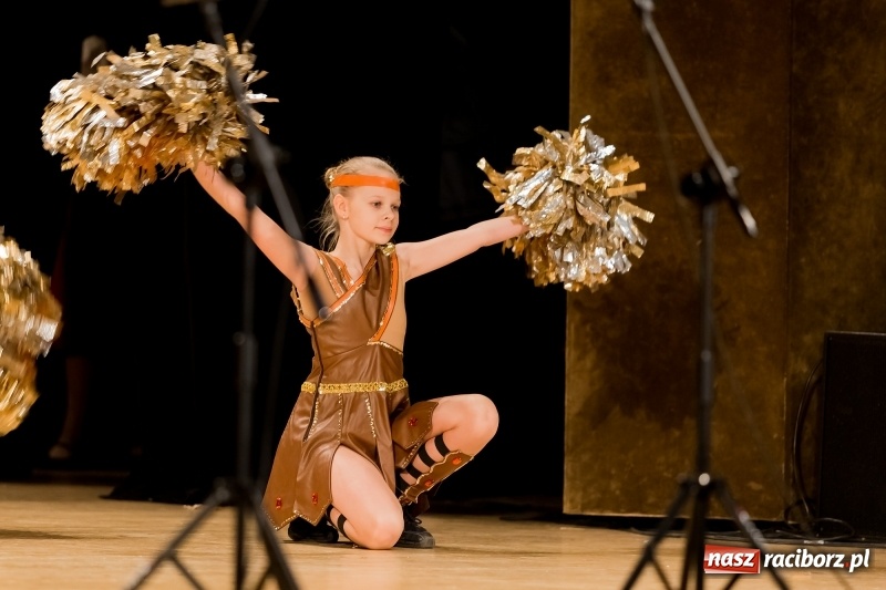 Zdjęcie w galerii na portalu naszraciborz.pl: Łężczok i Arabeska zatańczyły w Raciborskim Centrum Kultury dla Kacperka wiadomości z regionu