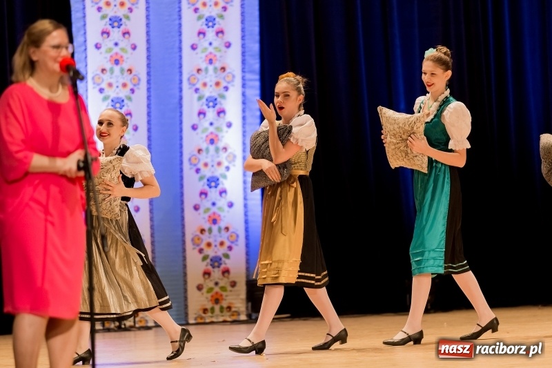 Zdjęcie w galerii na portalu naszraciborz.pl: Łężczok i Arabeska zatańczyły w Raciborskim Centrum Kultury dla Kacperka wiadomości z regionu