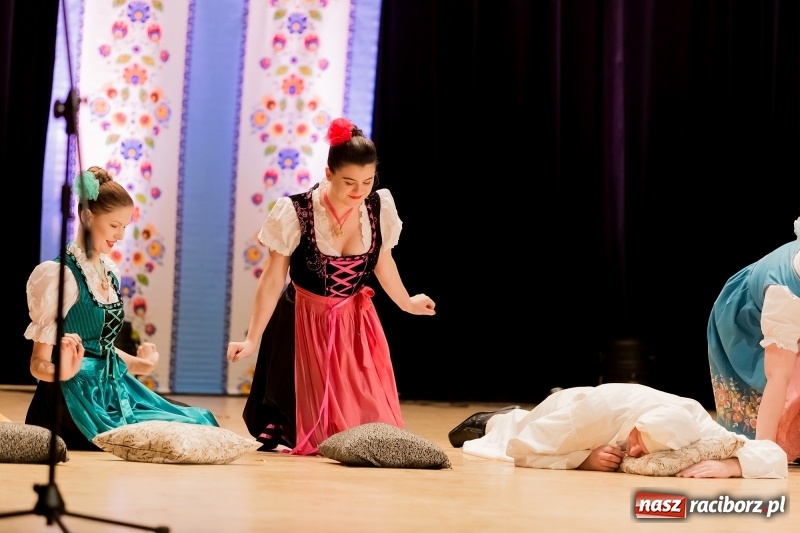 Zdjęcie w galerii na portalu naszraciborz.pl: Łężczok i Arabeska zatańczyły w Raciborskim Centrum Kultury dla Kacperka wiadomości z regionu