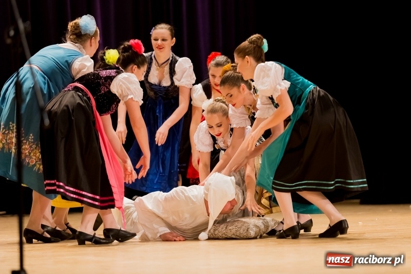 Zdjęcie w galerii na portalu naszraciborz.pl: Łężczok i Arabeska zatańczyły w Raciborskim Centrum Kultury dla Kacperka wiadomości z regionu