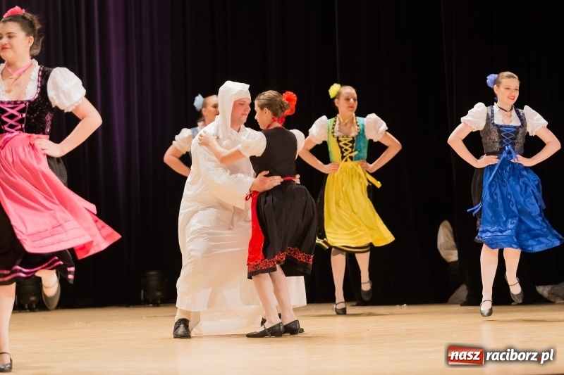 Zdjęcie w galerii na portalu naszraciborz.pl: Łężczok i Arabeska zatańczyły w Raciborskim Centrum Kultury dla Kacperka wiadomości z regionu