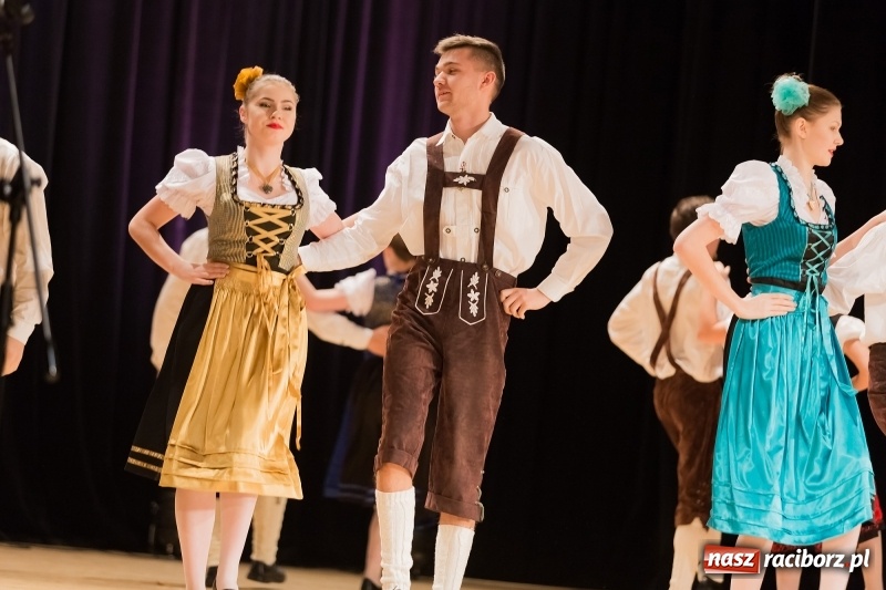 Zdjęcie w galerii na portalu naszraciborz.pl: Łężczok i Arabeska zatańczyły w Raciborskim Centrum Kultury dla Kacperka wiadomości z regionu
