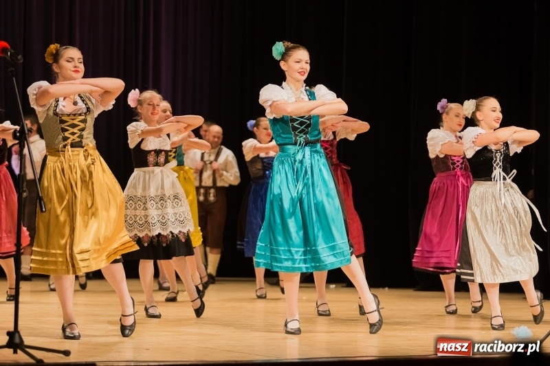 Zdjęcie w galerii na portalu naszraciborz.pl: Łężczok i Arabeska zatańczyły w Raciborskim Centrum Kultury dla Kacperka wiadomości z regionu