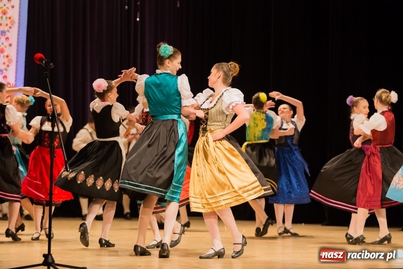 Zdjęcie w galerii na portalu naszraciborz.pl: Łężczok i Arabeska zatańczyły w Raciborskim Centrum Kultury dla Kacperka wiadomości z regionu