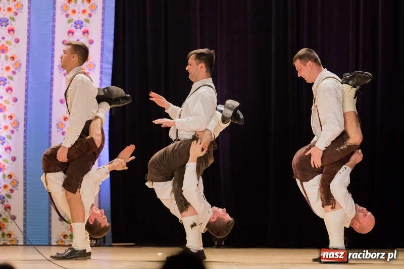 Zdjęcie w galerii na portalu naszraciborz.pl: Łężczok i Arabeska zatańczyły w Raciborskim Centrum Kultury dla Kacperka wiadomości z regionu