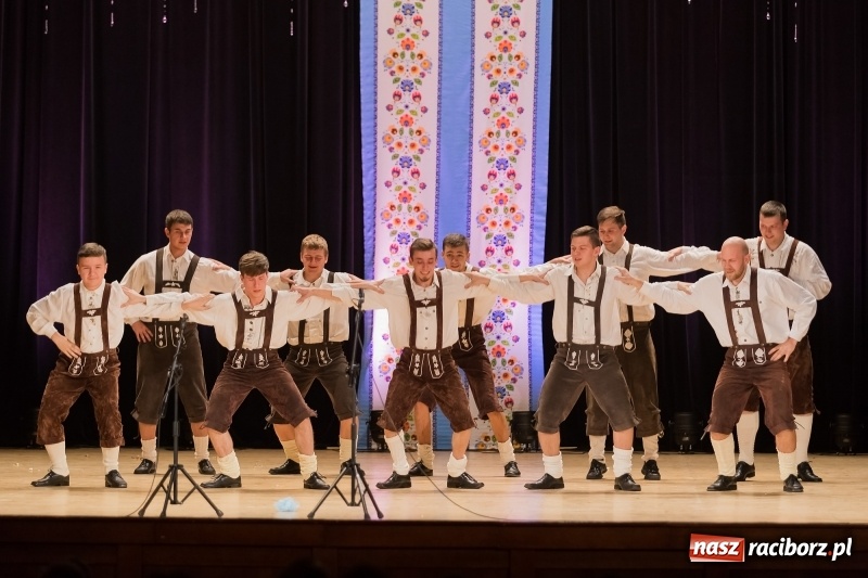 Zdjęcie w galerii na portalu naszraciborz.pl: Łężczok i Arabeska zatańczyły w Raciborskim Centrum Kultury dla Kacperka wiadomości z regionu