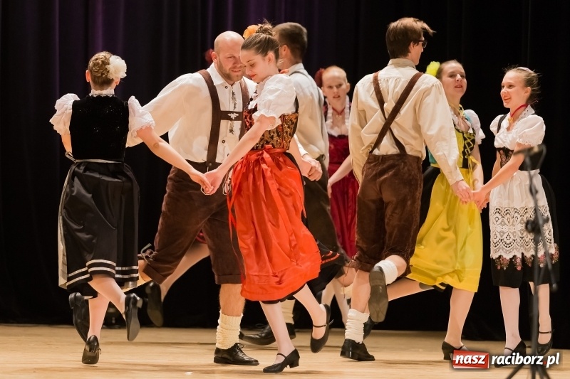 Zdjęcie w galerii na portalu naszraciborz.pl: Łężczok i Arabeska zatańczyły w Raciborskim Centrum Kultury dla Kacperka wiadomości z regionu