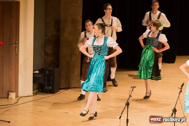 Zdjęcie w galerii na portalu naszraciborz.pl: Łężczok i Arabeska zatańczyły w Raciborskim Centrum Kultury dla Kacperka wiadomości z regionu