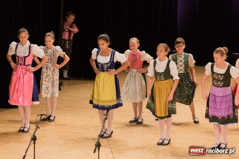 Zdjęcie w galerii na portalu naszraciborz.pl: Łężczok i Arabeska zatańczyły w Raciborskim Centrum Kultury dla Kacperka wiadomości z regionu