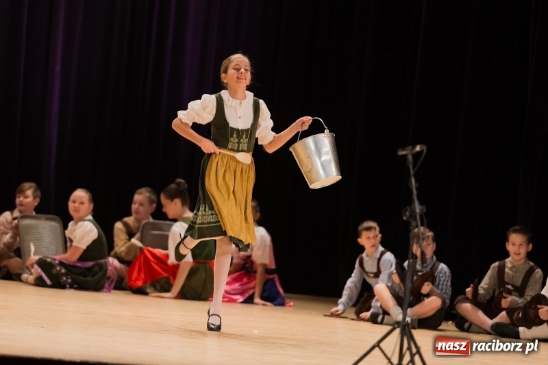 Zdjęcie w galerii na portalu naszraciborz.pl: Łężczok i Arabeska zatańczyły w Raciborskim Centrum Kultury dla Kacperka wiadomości z regionu