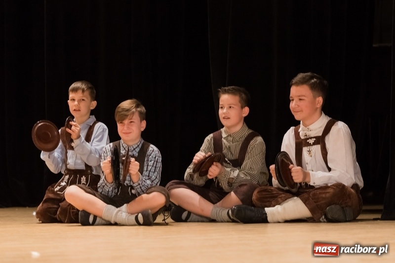 Zdjęcie w galerii na portalu naszraciborz.pl: Łężczok i Arabeska zatańczyły w Raciborskim Centrum Kultury dla Kacperka wiadomości z regionu