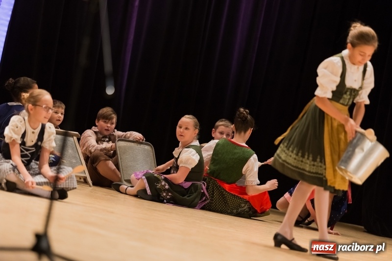 Zdjęcie w galerii na portalu naszraciborz.pl: Łężczok i Arabeska zatańczyły w Raciborskim Centrum Kultury dla Kacperka wiadomości z regionu