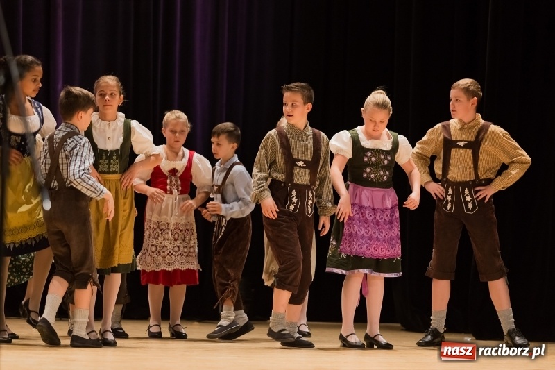 Zdjęcie w galerii na portalu naszraciborz.pl: Łężczok i Arabeska zatańczyły w Raciborskim Centrum Kultury dla Kacperka wiadomości z regionu