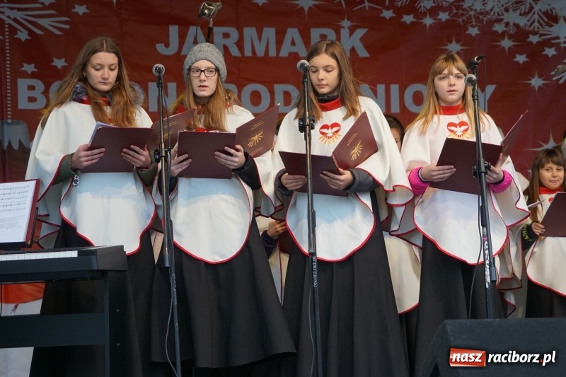 Zdjęcie w galerii na portalu naszraciborz.pl: Na raciborskim Rynku zabrzmiały kolędy  wiadomości z regionu