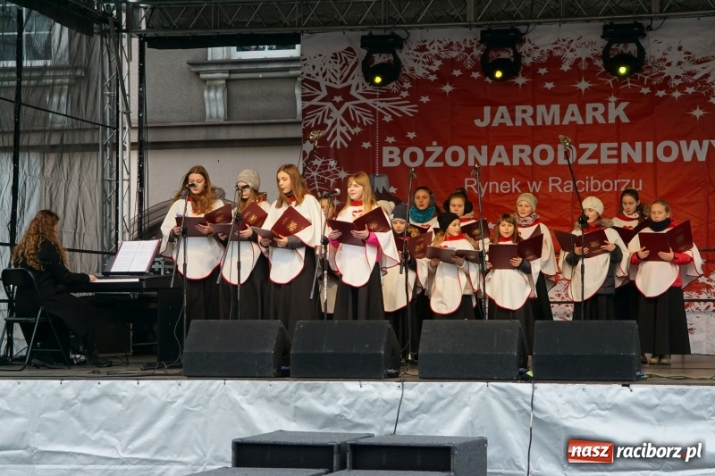 Zdjęcie w galerii na portalu naszraciborz.pl: Na raciborskim Rynku zabrzmiały kolędy  wiadomości z regionu