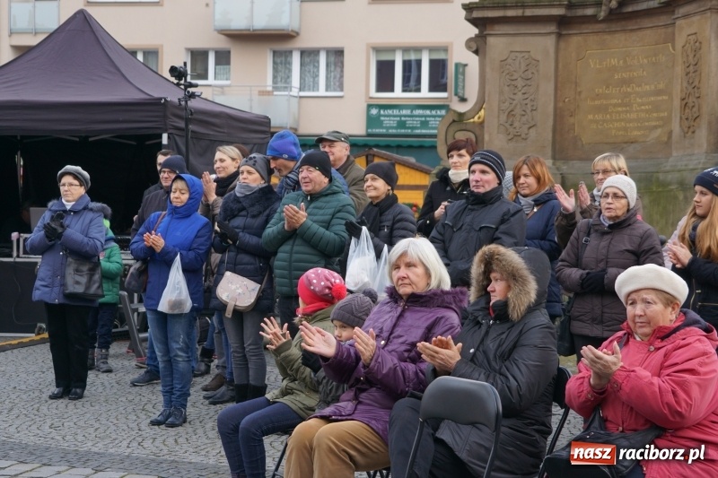 Zdjęcie w galerii na portalu naszraciborz.pl: Na raciborskim Rynku zabrzmiały kolędy  wiadomości z regionu